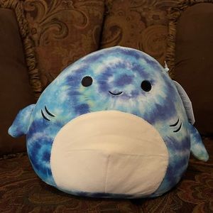 Luther the shark 8” squishmallow!